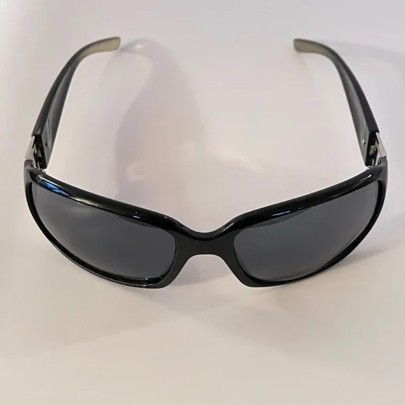 Stylish Black Sunglasses - Picture 2 of 9
